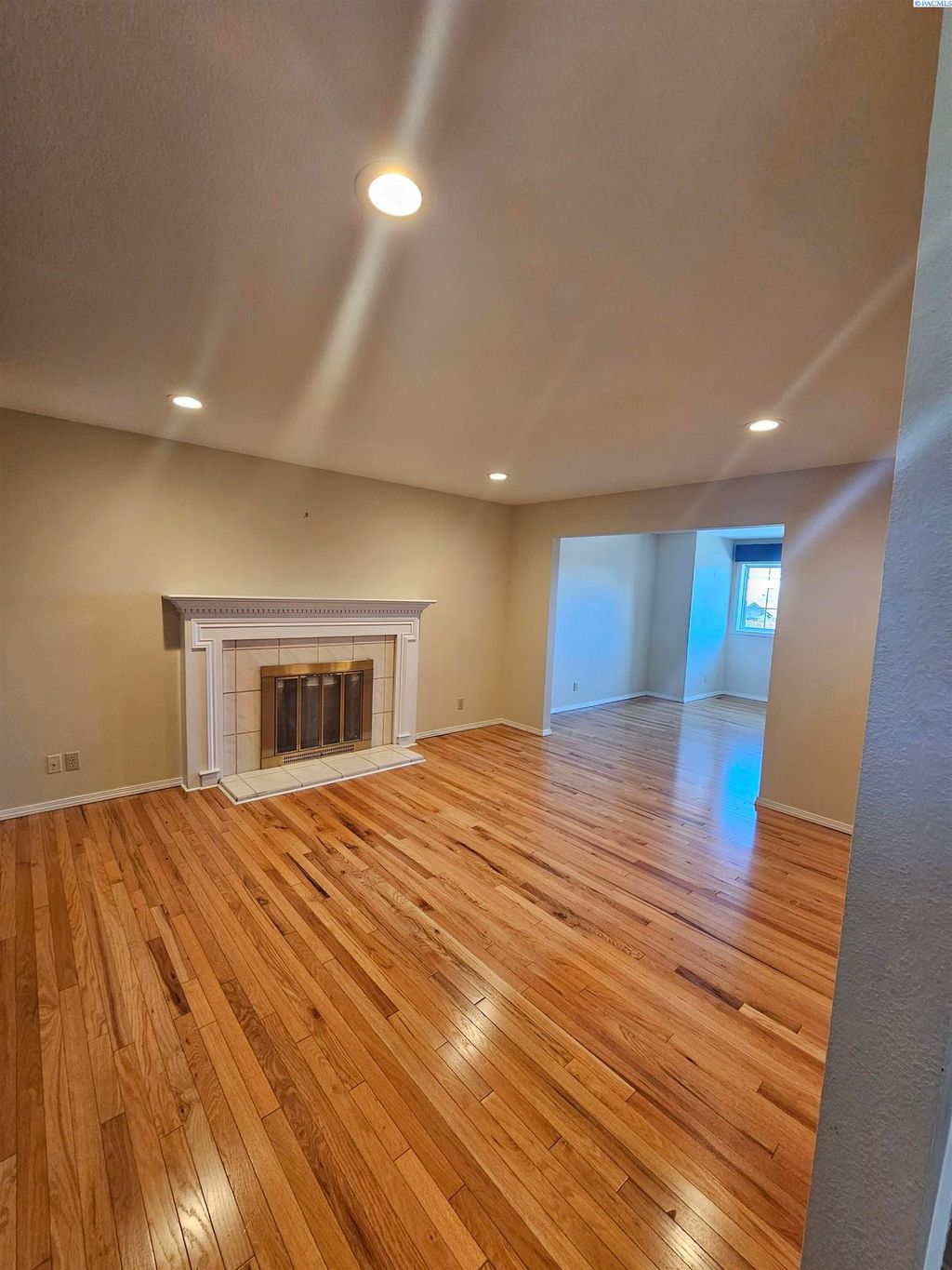 Photo of 260 Adair Drive, Richland, WA 99352 (MLS # 291038)