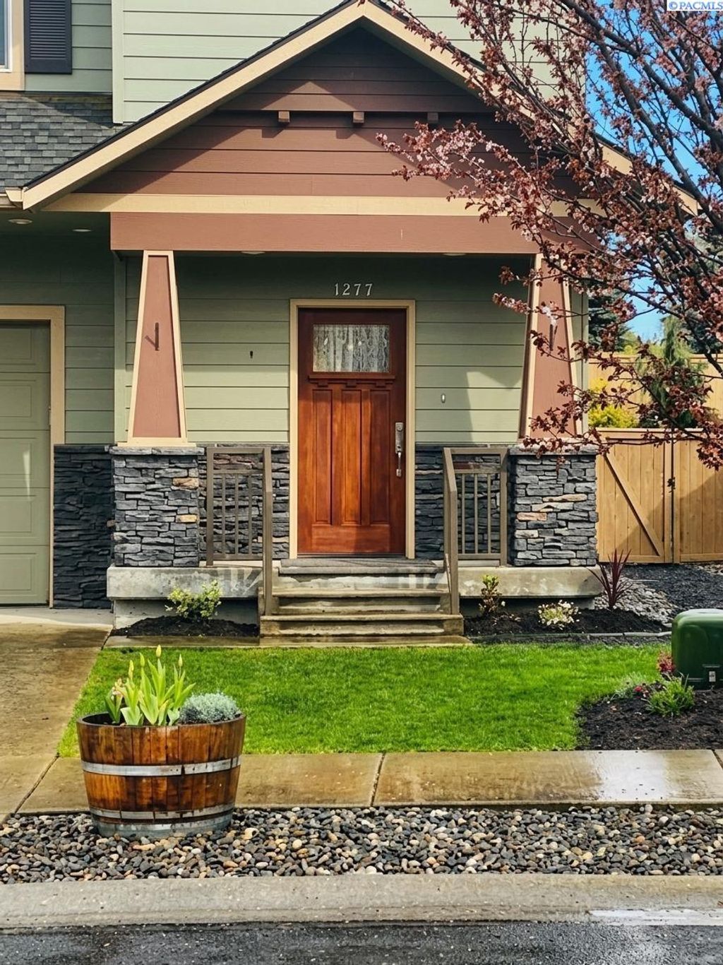 Photo of 1277 SW Big Sky Court, Pullman, WA 99163 (MLS # 292144)