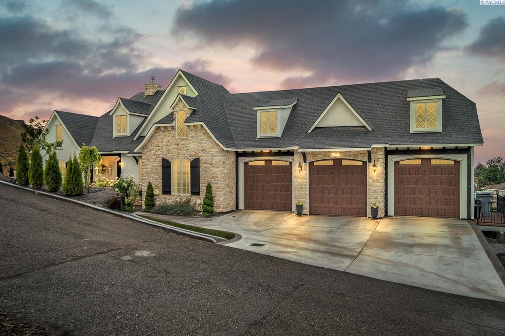 Photo of 2315 Morency Drive, Richland, WA 99352 (MLS # 290636)