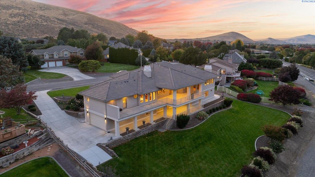 Photo of 2630 Quarterhorse Way, Richland, WA 99352 (MLS # 288486)