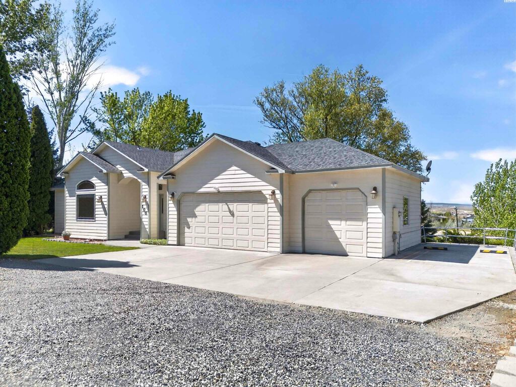 Photo of 100 S Etiwanda Ct, Kennewick, WA 99338 (MLS # 292503)