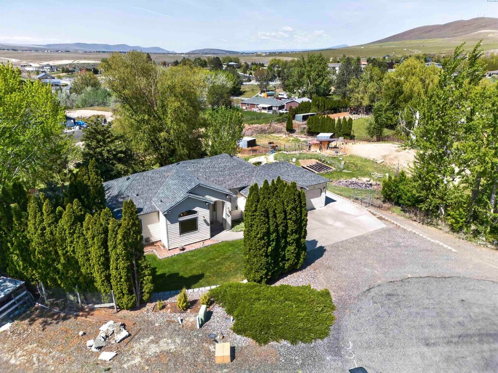 Photo of 100 S Etiwanda Ct, Kennewick, WA 99338 (MLS # 292503)