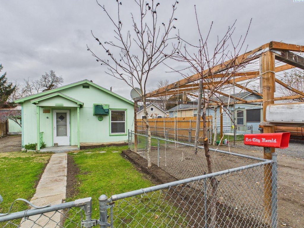 Photo of 1140 Helena St, Richland, WA 99352 (MLS # 289163)