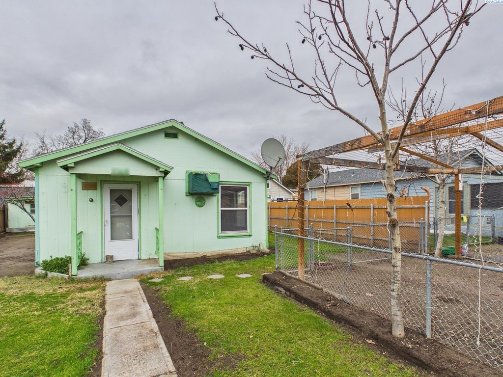 Photo of 1140 Helena St, Richland, WA 99352 (MLS # 289163)