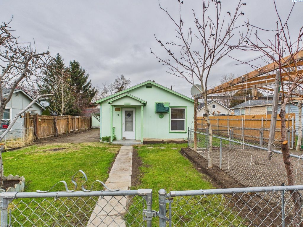 Photo of 1140 Helena St, Richland, WA 99352 (MLS # 289163)