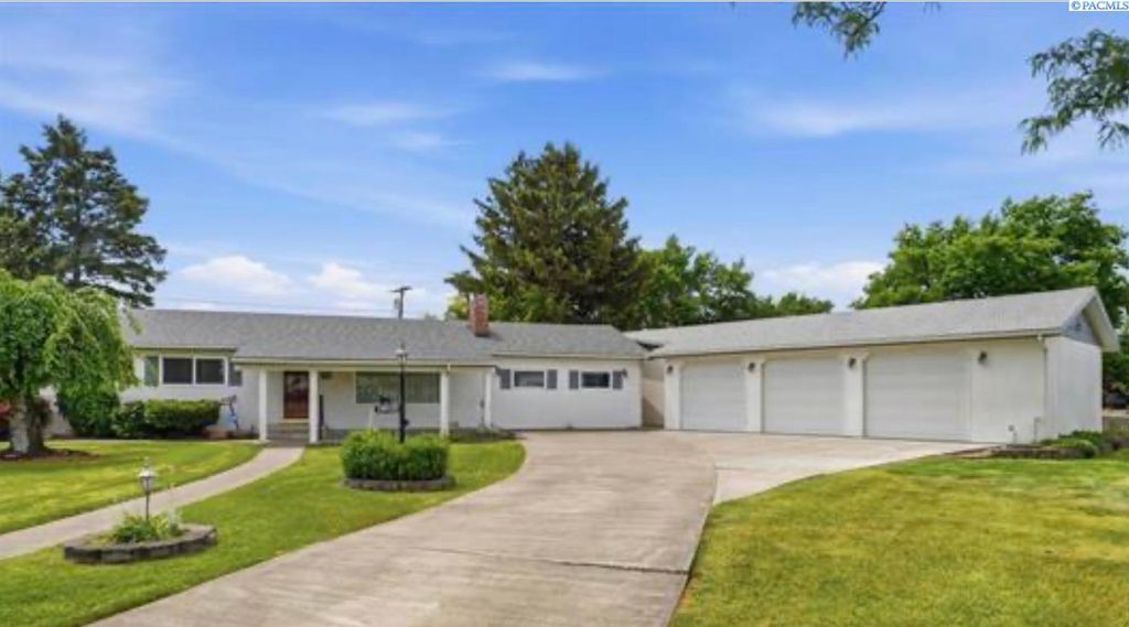 Photo of 4309 W Okanogan Avenue, Kennewick, WA 99336 (MLS # 293020)