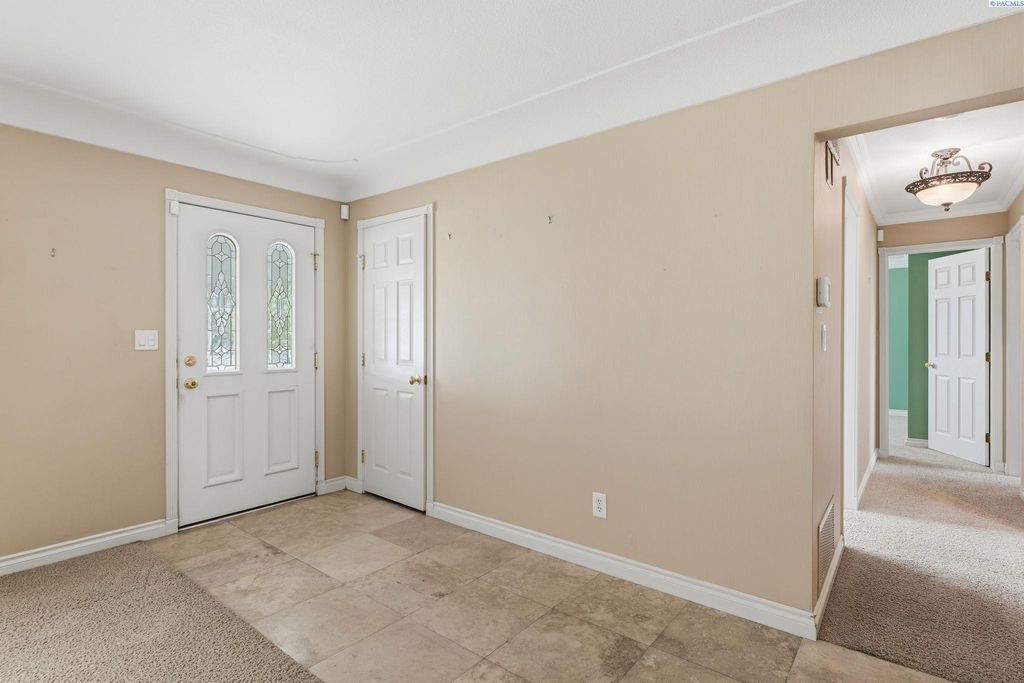 Photo of 4309 W Okanogan Avenue, Kennewick, WA 99336 (MLS # 293020)