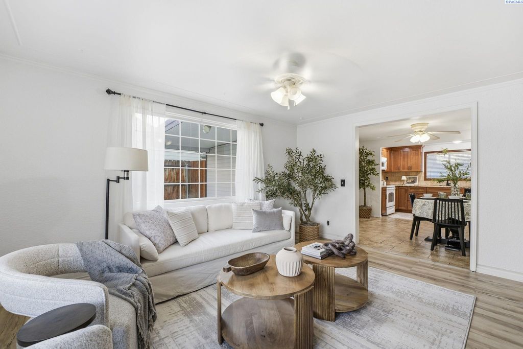 Photo of 1313 Cottonwood Drive, Richland, WA 99354 (MLS # 289037)