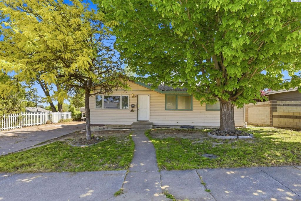 Photo of 629 S Conway St, Kennewick, WA 99336 (MLS # 292645)