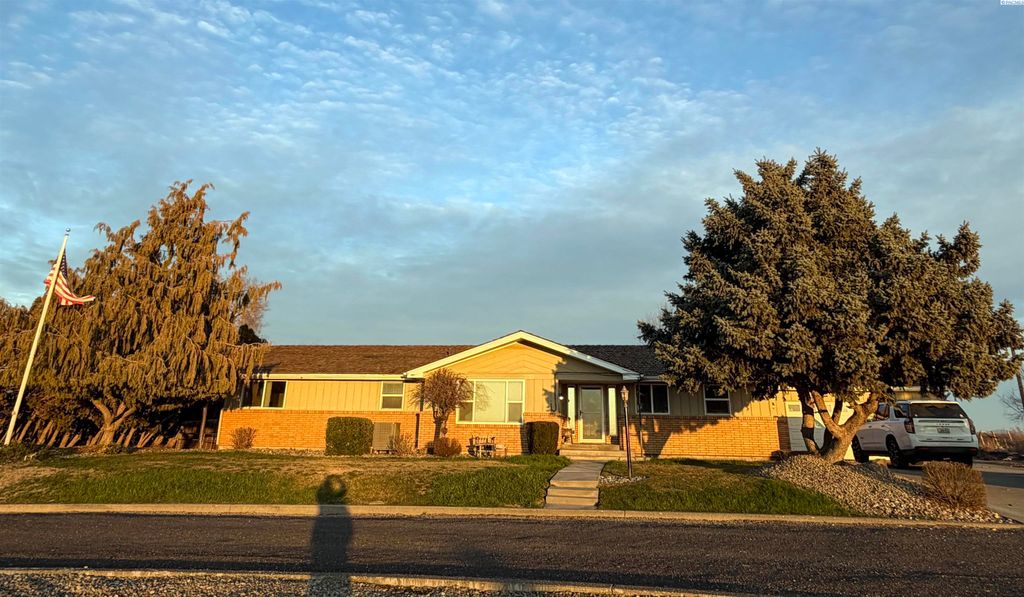 Photo of 1681 Olmstead Road, Grandview, WA 98930 (MLS # 290513)