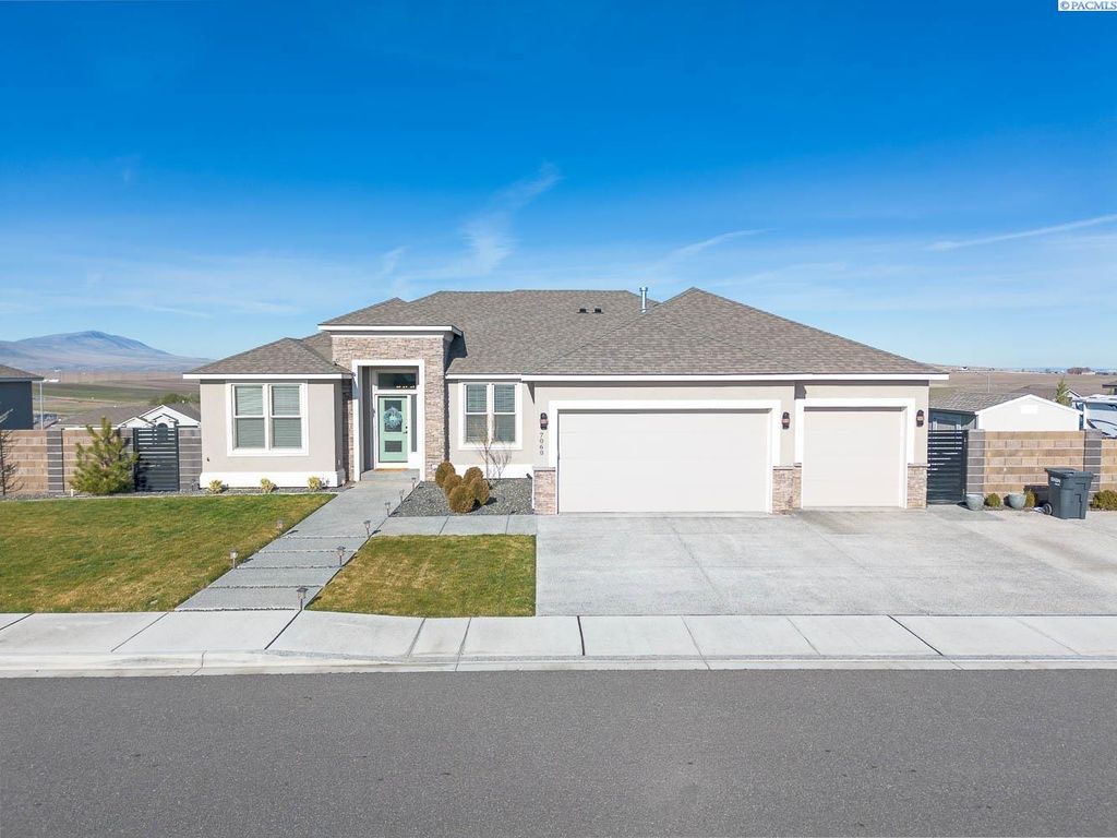 Photo of 7060 Ithaca Street, West Richland, WA 99353 (MLS # 290464)