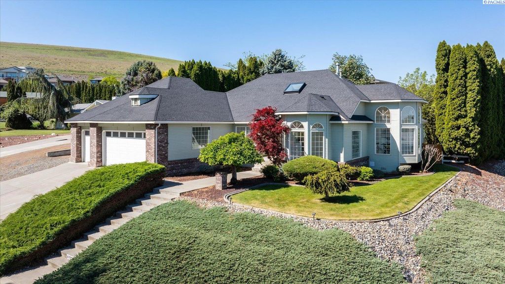 Photo of 4702 S Palouse Ct, Kennewick, WA 99337 (MLS # 292453)