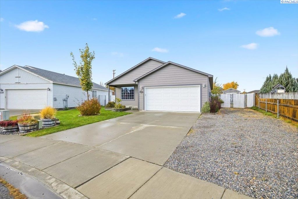 Photo of 4530 Sunglow Ct, West Richland, WA 99353 (MLS # 288496)