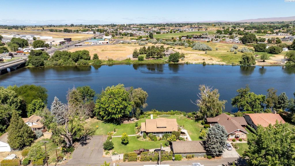 Photo of 106 7th St, Prosser, WA 99350 (MLS # 291855)