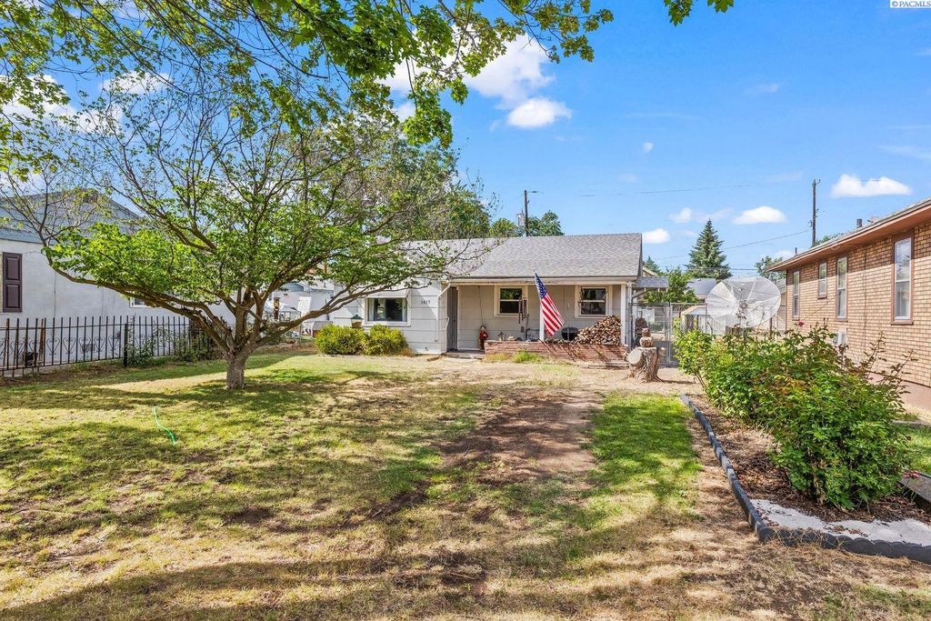 Photo of 1417 Jefferson Ave, Yakima, WA 98902 (MLS # 285371)