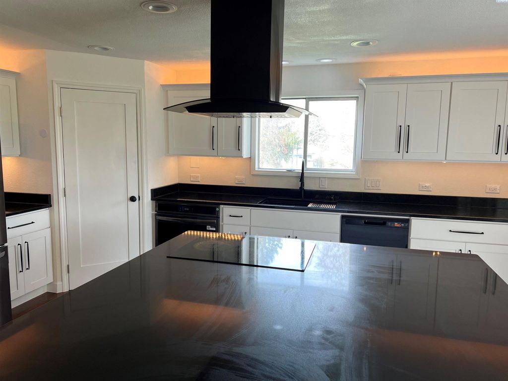 Photo of 2352 Enterprise Drive, Richland, WA 99354 (MLS # 291305)