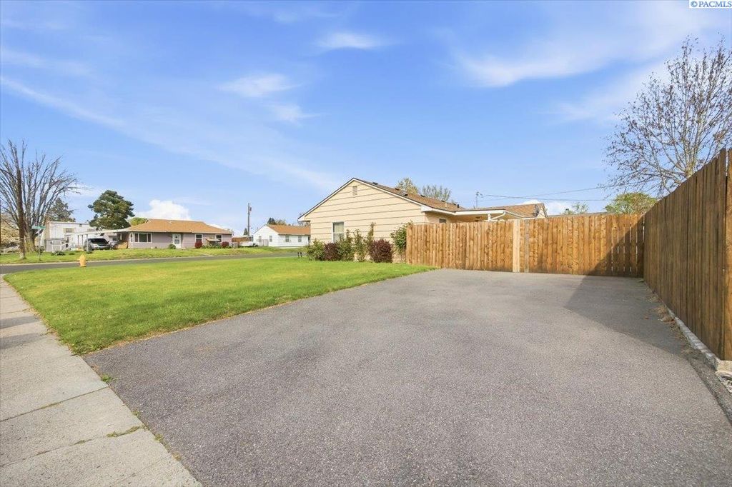 Photo of 2415 Pullen St, Richland, WA 99354 (MLS # 291982)