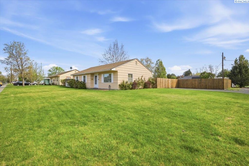 Photo of 2415 Pullen St, Richland, WA 99354 (MLS # 291982)