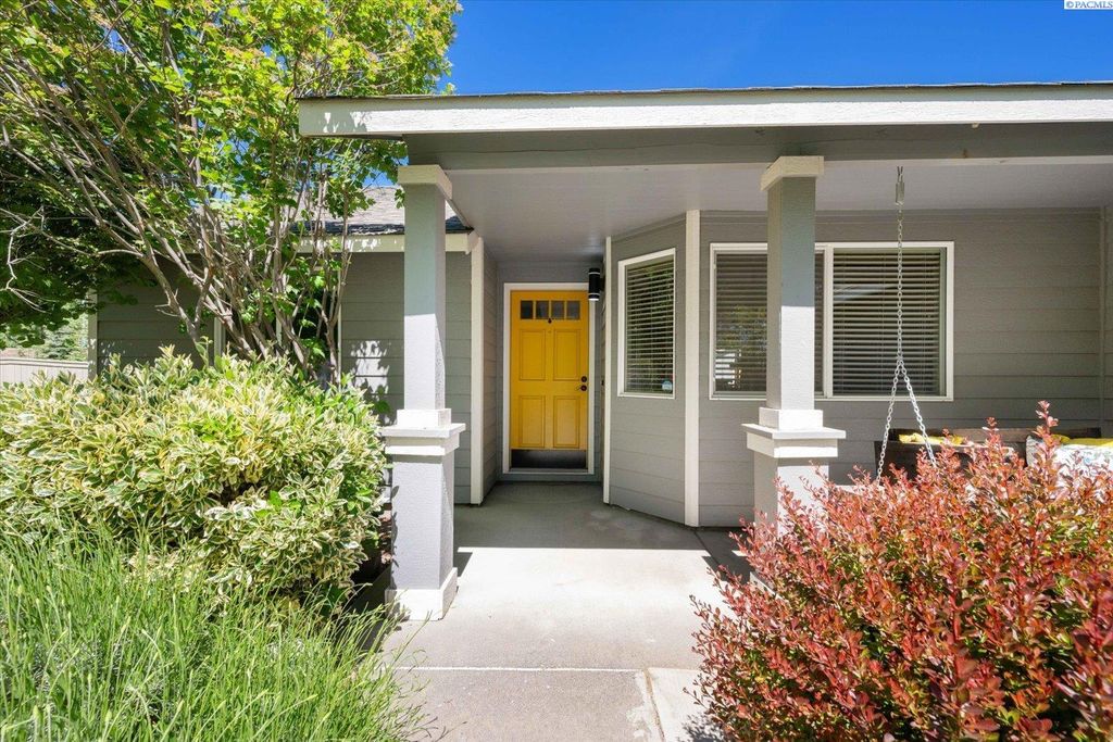 Photo of 5730 W 11th Avenue, Kennewick, WA 99338 (MLS # 292931)