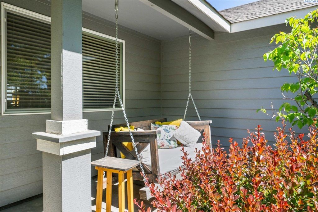 Photo of 5730 W 11th Avenue, Kennewick, WA 99338 (MLS # 292931)