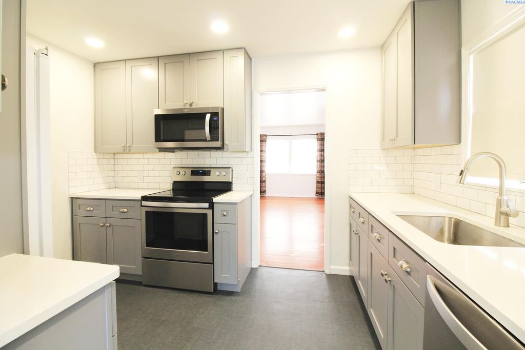 Photo of 1302 Wilson Street, Richland, WA 99354 (MLS # 290076)