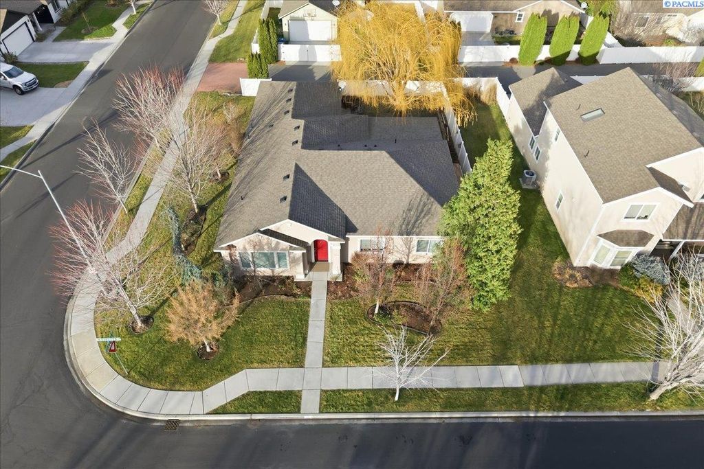 Photo of 506 Cherokee St, Richland, WA 99352 (MLS # 289427)