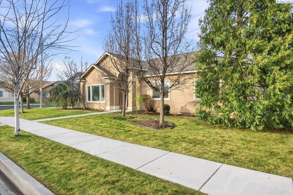 Photo of 506 Cherokee St, Richland, WA 99352 (MLS # 289427)