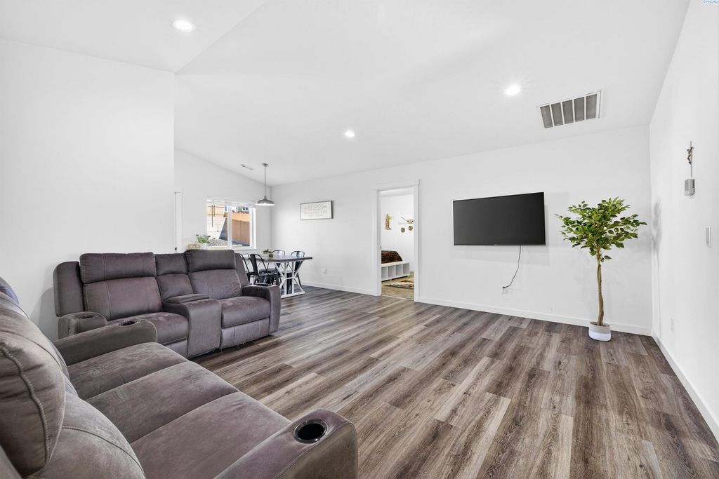 Photo of 2909 E Helena St, Pasco, WA 99301 (MLS # 291619)