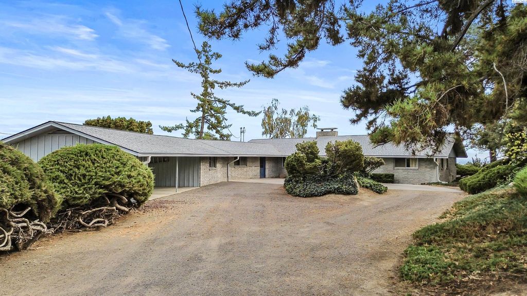 Photo of 609 Skyline Drive, Sunnyside, WA 98944 (MLS # 288394)