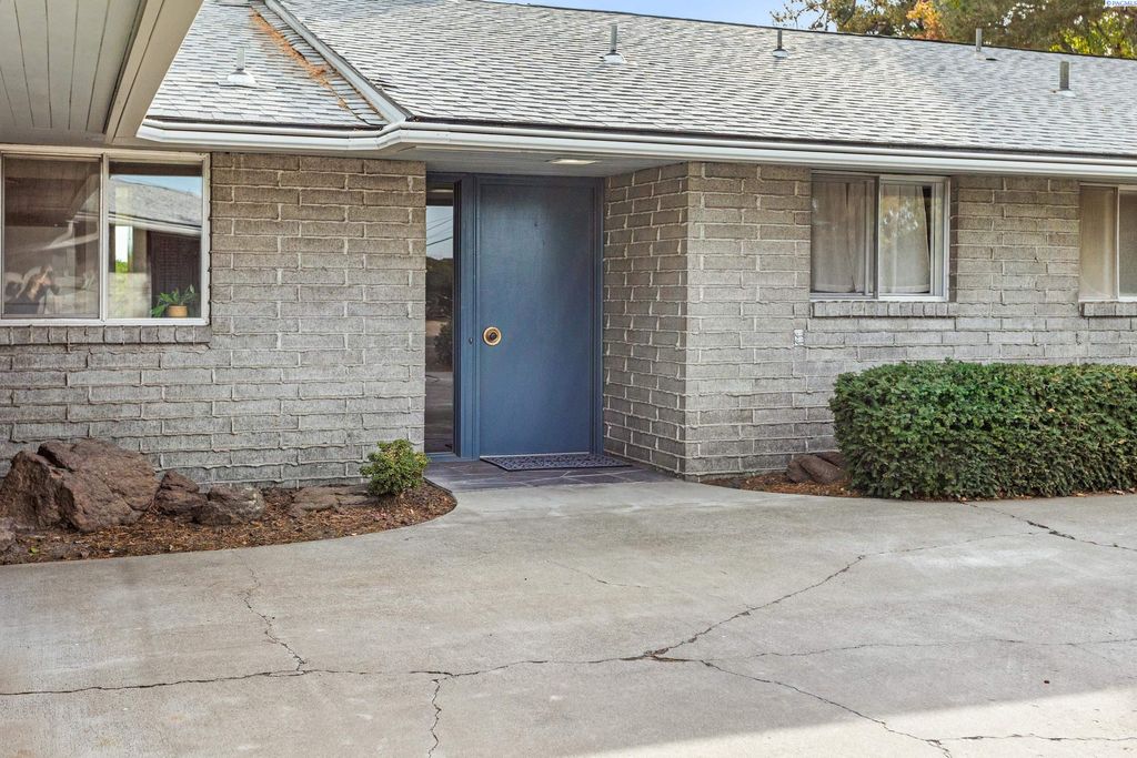 Photo of 609 Skyline Drive, Sunnyside, WA 98944 (MLS # 288394)
