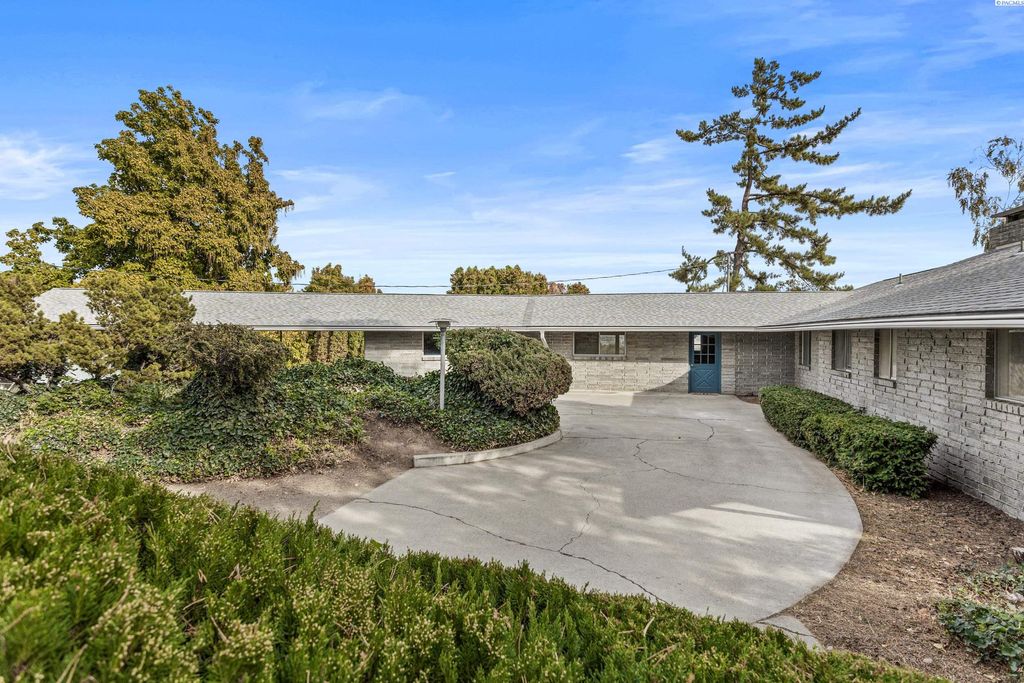 Photo of 609 Skyline Drive, Sunnyside, WA 98944 (MLS # 288394)