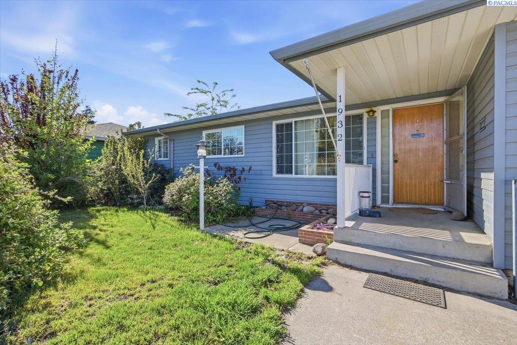 Photo of 1932 W Ruby St, Pasco, WA 99301 (MLS # 292439)