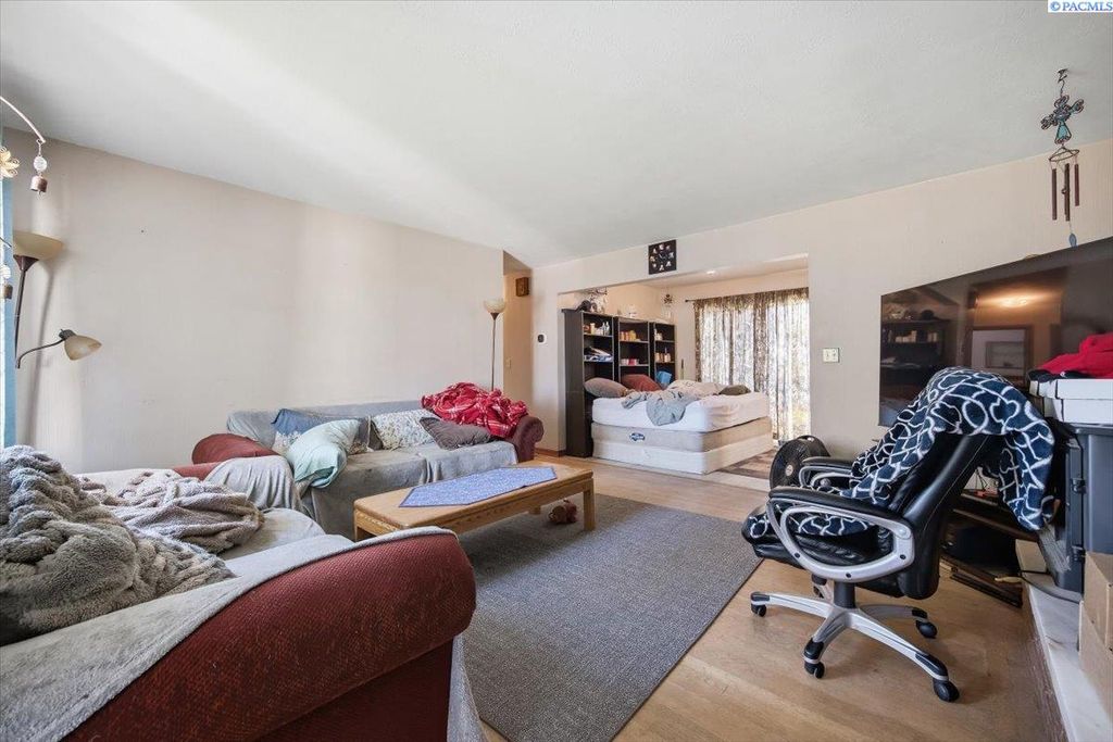 Photo of 1932 W Ruby St, Pasco, WA 99301 (MLS # 292439)