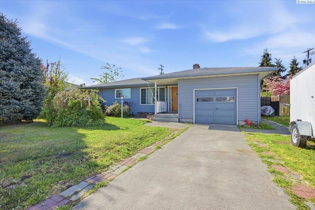 Photo of 1932 W Ruby St, Pasco, WA 99301 (MLS # 292439)