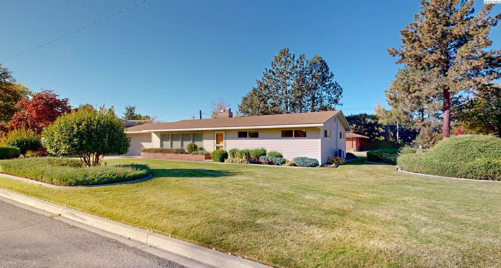 Photo of 2045 Davison Avenue, Richland, WA 99354 (MLS # 288698)