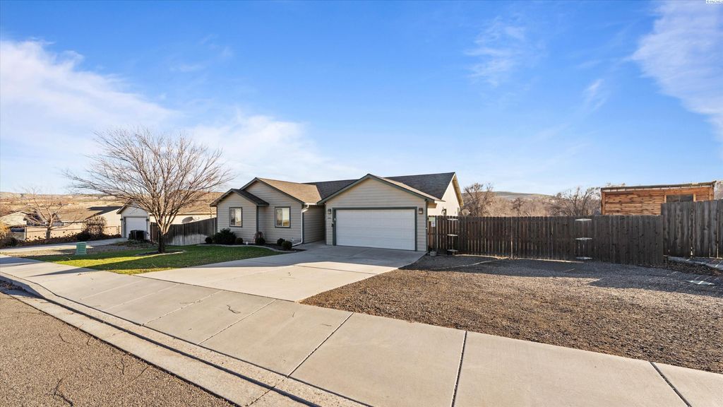 Photo of 612 Botaka Loop, Benton City, WA 99320 (MLS # 289294)