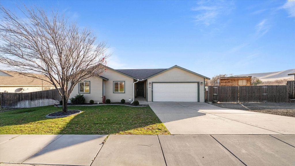 Photo of 612 Botaka Loop, Benton City, WA 99320 (MLS # 289294)