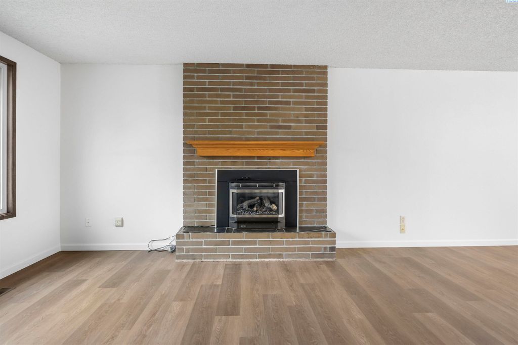 Photo of 1912 Dogwood Place, Richland, WA 99354 (MLS # 289422)