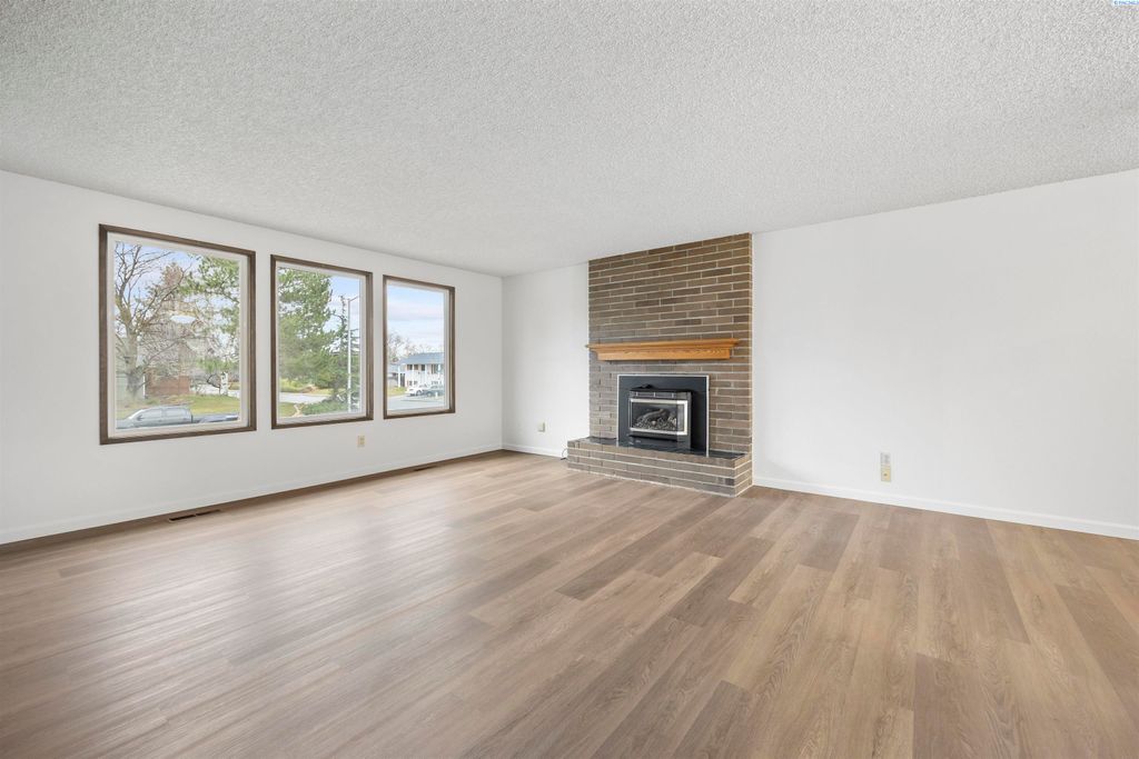 Photo of 1912 Dogwood Place, Richland, WA 99354 (MLS # 289422)