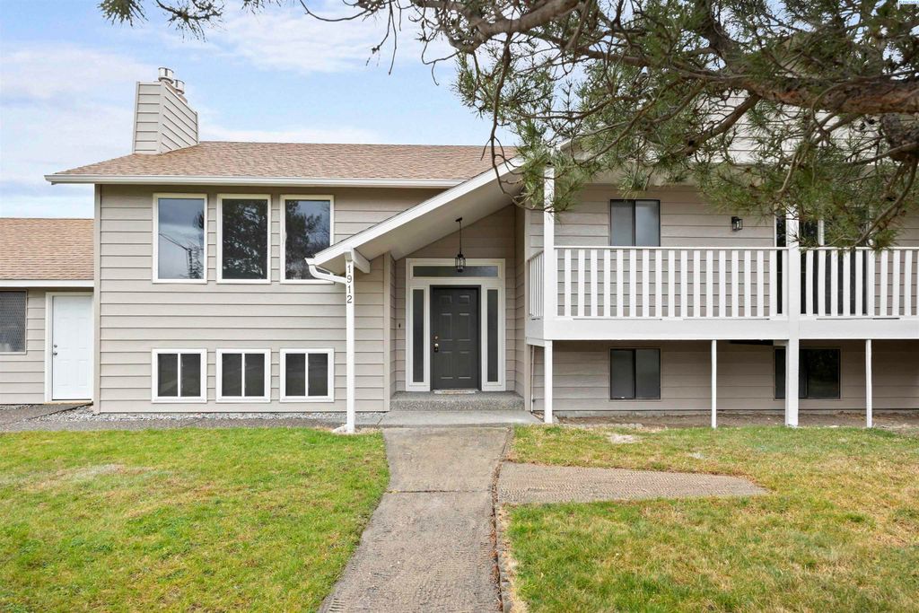 Photo of 1912 Dogwood Place, Richland, WA 99354 (MLS # 289422)