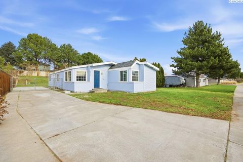 Photo of 8612 W Arrowhead Ave, Kennewick, WA 99336 (MLS # 289381)