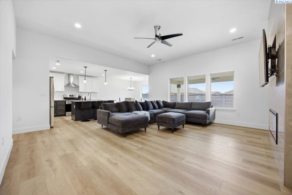 Photo of 10709 Silverbright Dr, Pasco, WA 99301 (MLS # 290748)