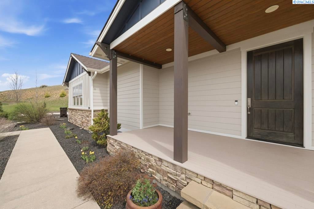 Photo of 200 SW Barclay Ct, Pullman, WA 99163 (MLS # 292148)