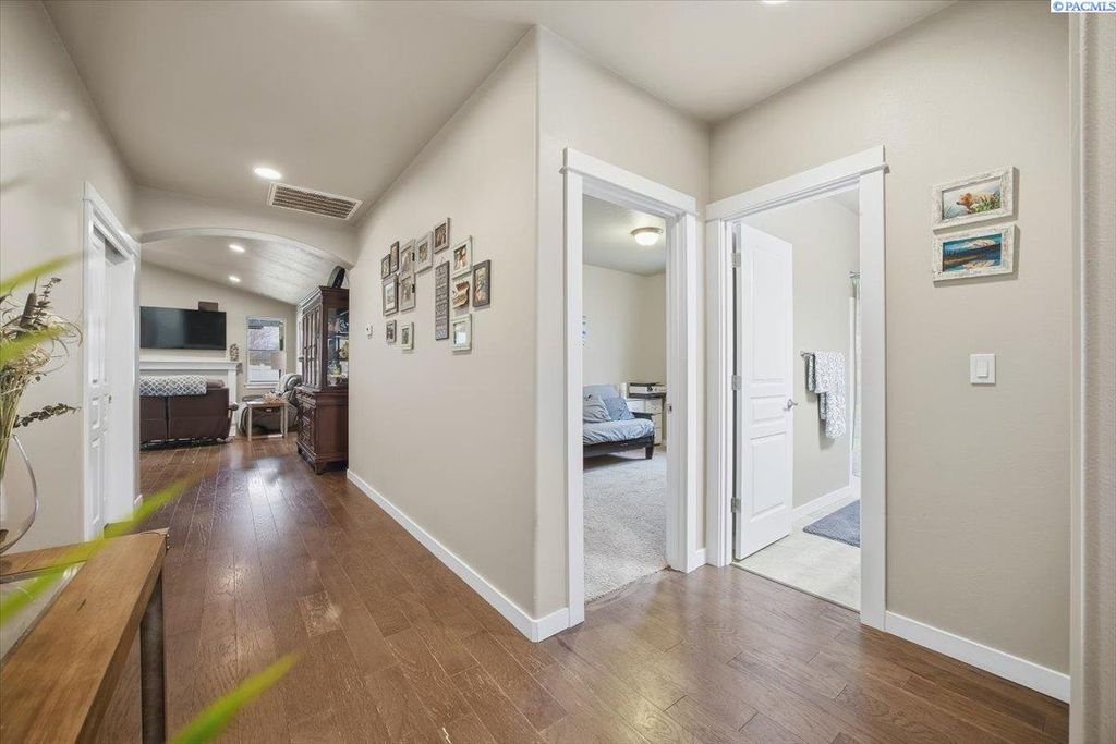 Photo of 368 Wishkah Dr, Richland, WA 99352 (MLS # 290015)