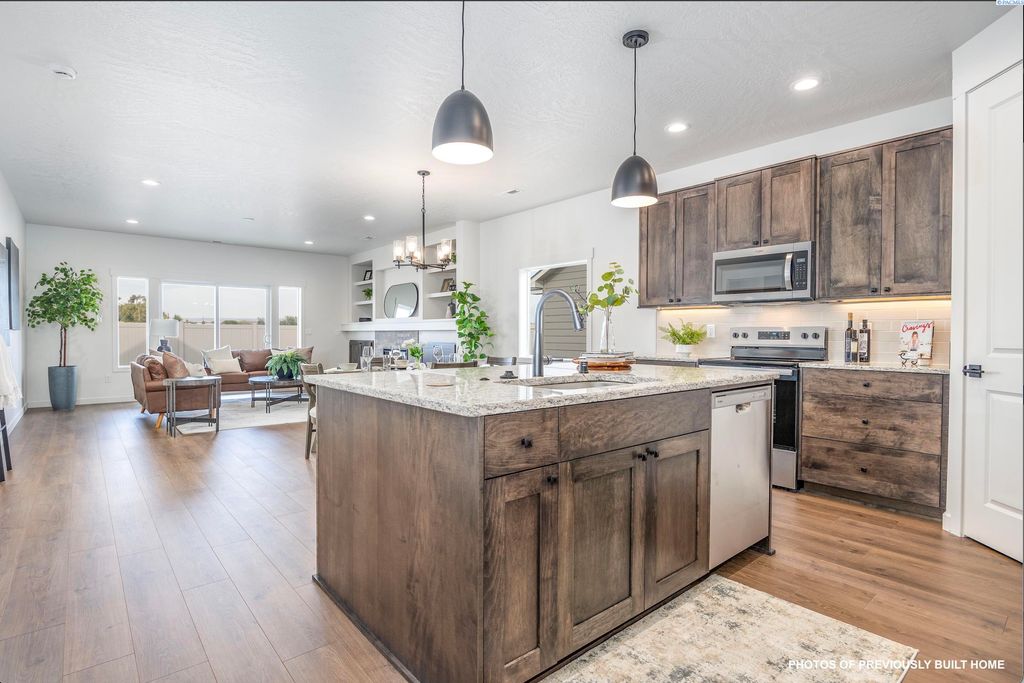 Photo of 202 Packer St, Prosser, WA 99350 (MLS # 291405)