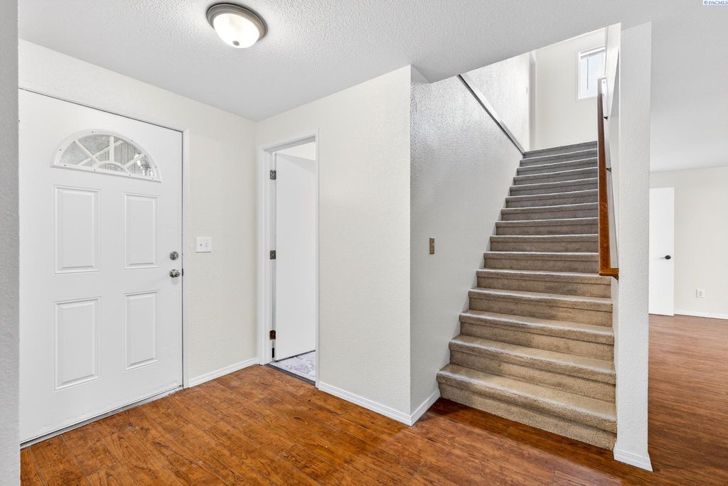 Photo of 6716 Fenway Drive, Pasco, WA 99301 (MLS # 290029)