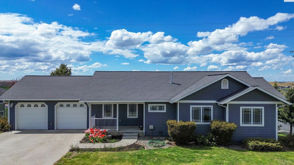 Photo of 1145 SW Sunnyside Dr, Pullman, WA 99163 (MLS # 292511)