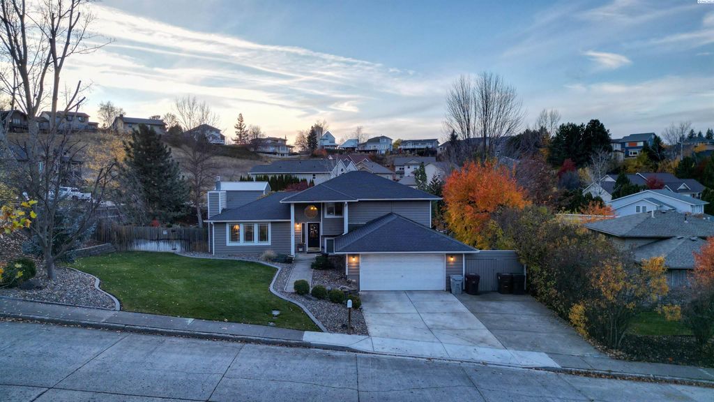 Photo of 1345 SW Wadleigh Dr, Pullman, WA 99163 (MLS # 289505)