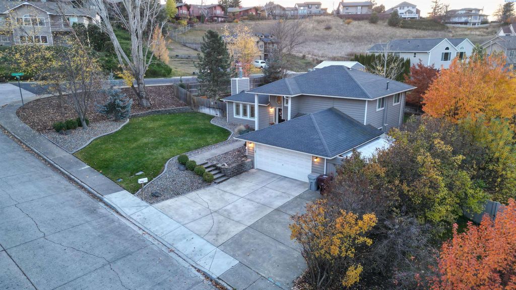 Photo of 1345 SW Wadleigh Dr, Pullman, WA 99163 (MLS # 289505)