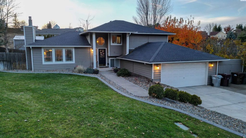 Photo of 1345 SW Wadleigh Dr, Pullman, WA 99163 (MLS # 289505)